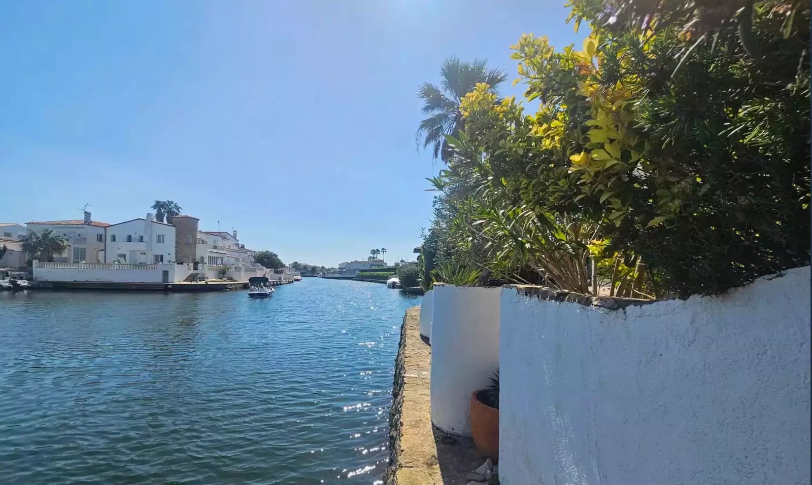 6 bedroom Townhouse for sale in Empuriabrava with garage - € 795,000 (Ref: 9866817)