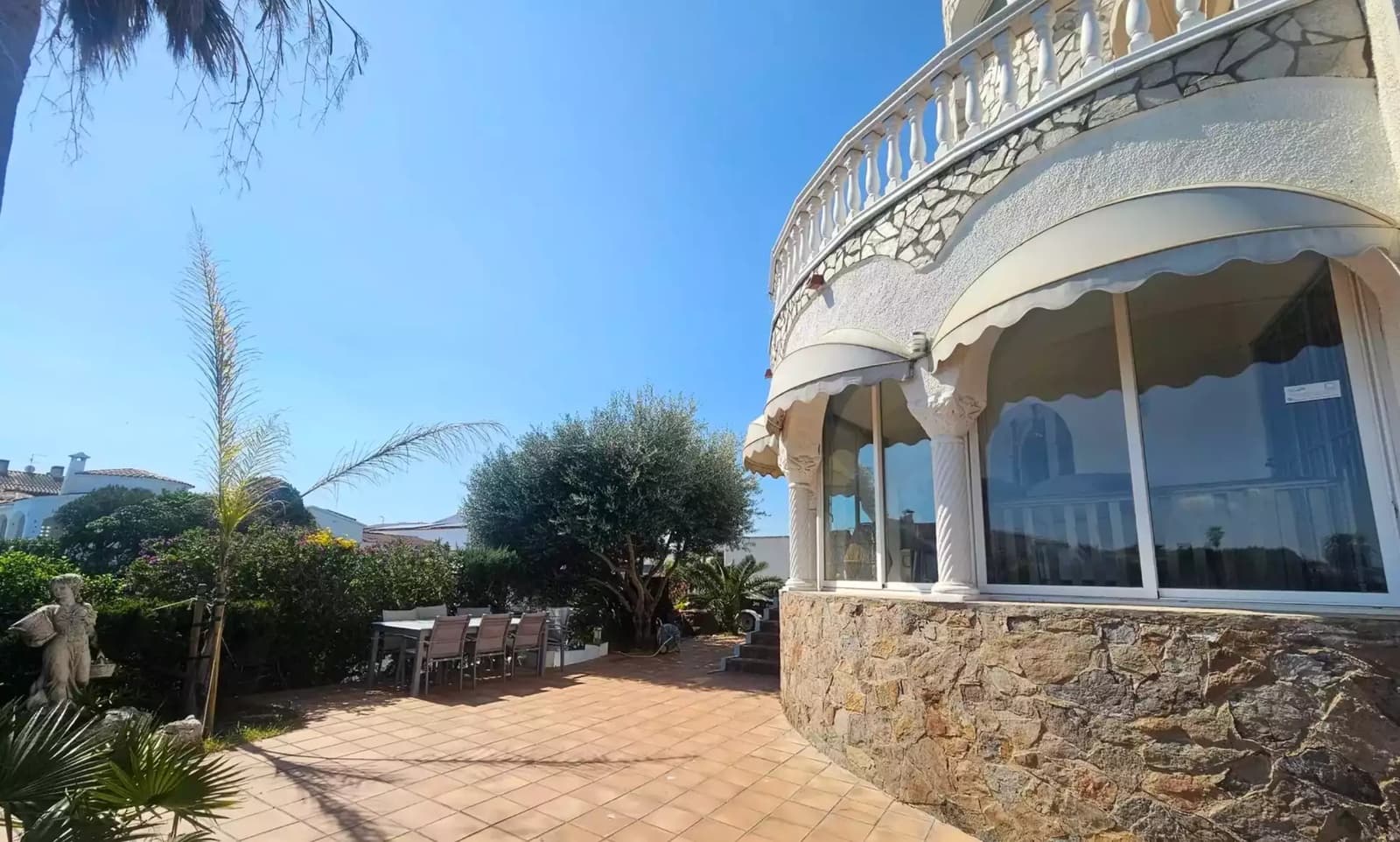 6 bedroom Townhouse for sale in Empuriabrava with garage - € 795,000 (Ref: 9866817)