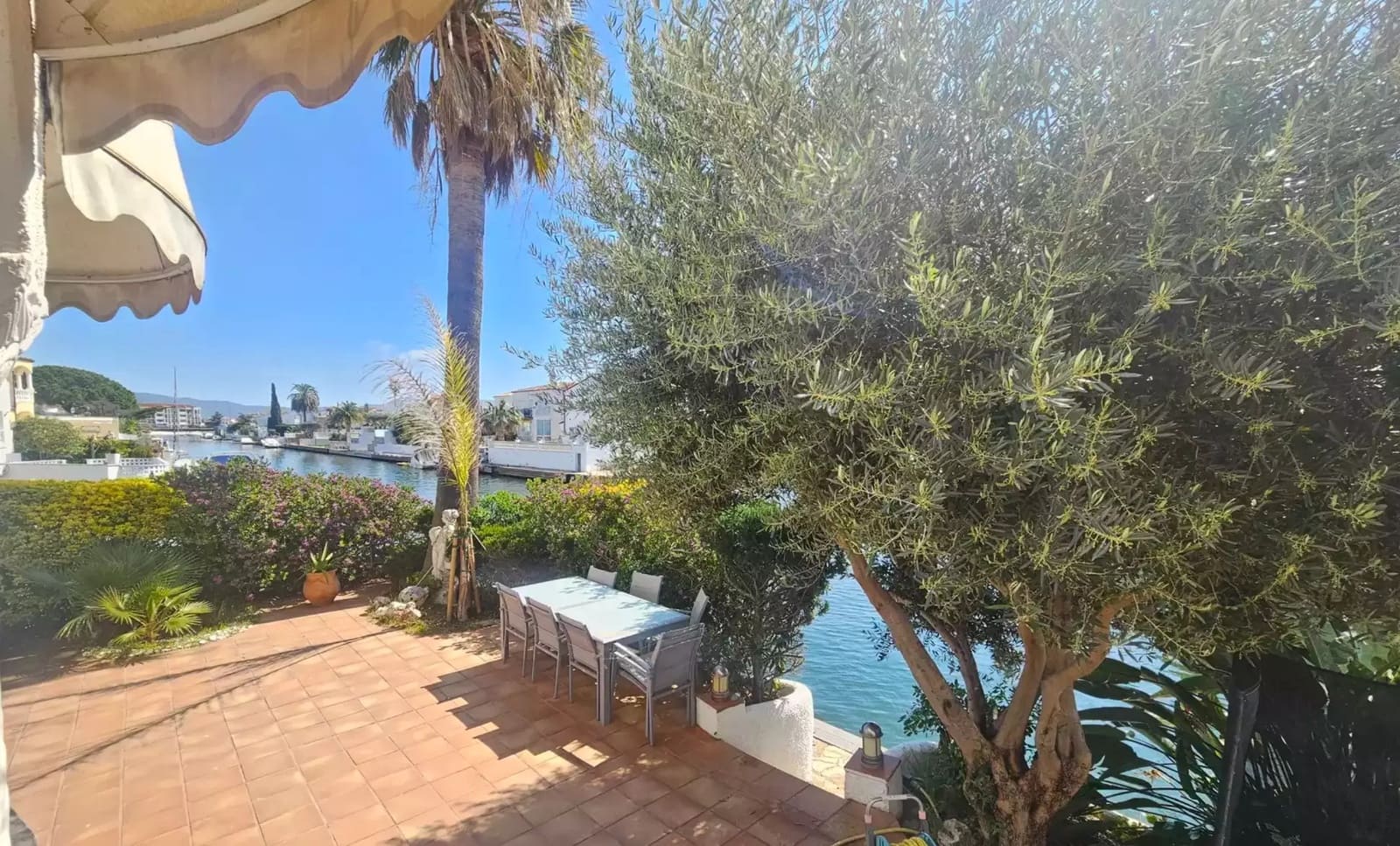 6 bedroom Townhouse for sale in Empuriabrava with garage - € 795,000 (Ref: 9866817)