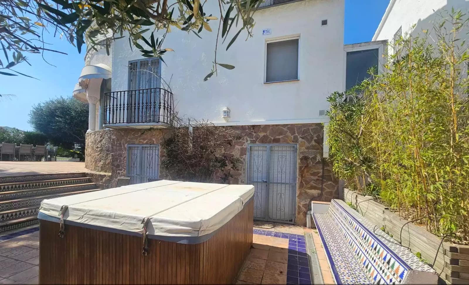 6 bedroom Townhouse for sale in Empuriabrava with garage - € 795,000 (Ref: 9866817)