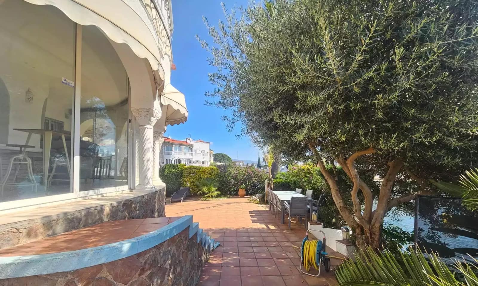 6 bedroom Townhouse for sale in Empuriabrava with garage - € 795,000 (Ref: 9866817)