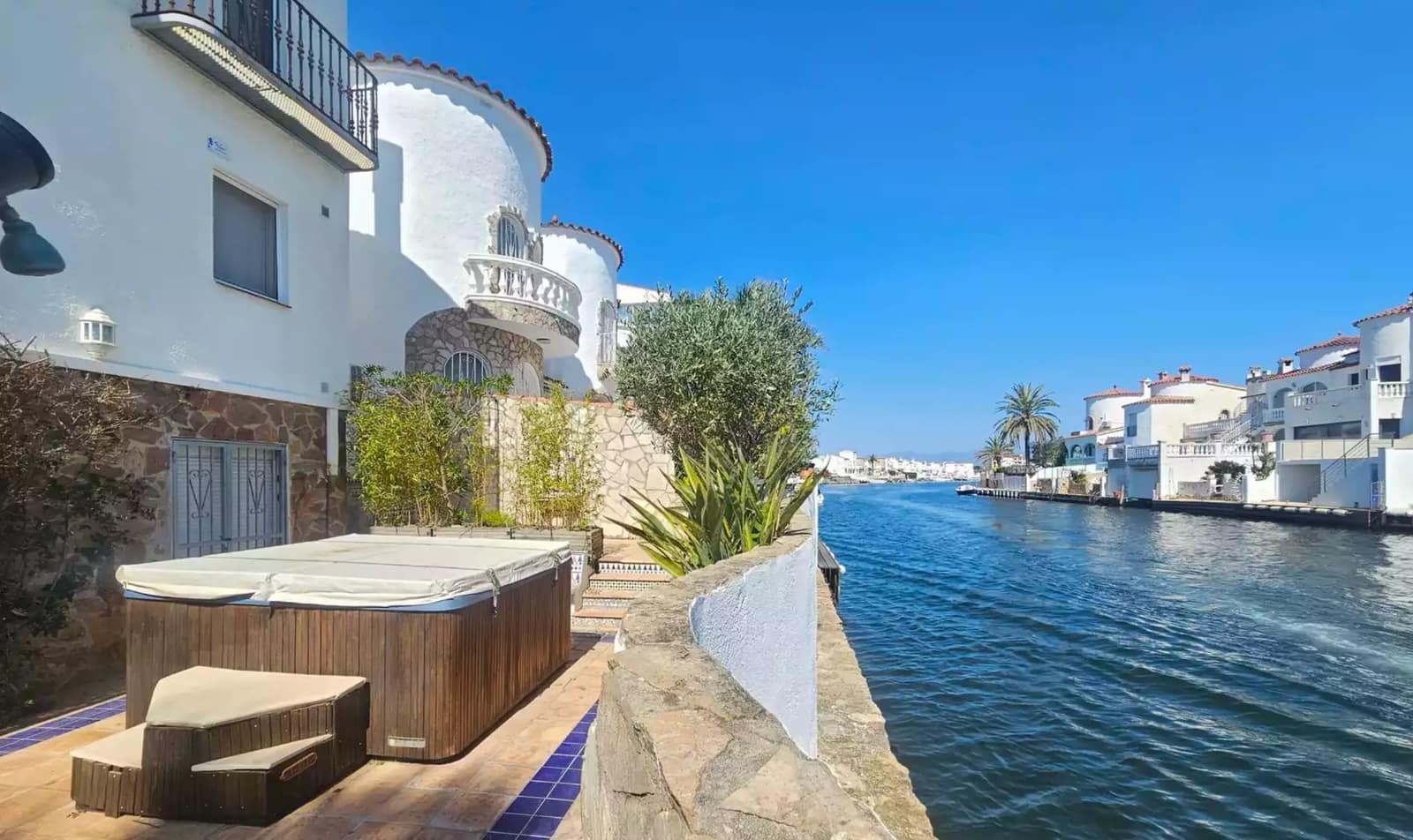 6 bedroom Townhouse for sale in Empuriabrava with garage - € 795,000 (Ref: 9866817)