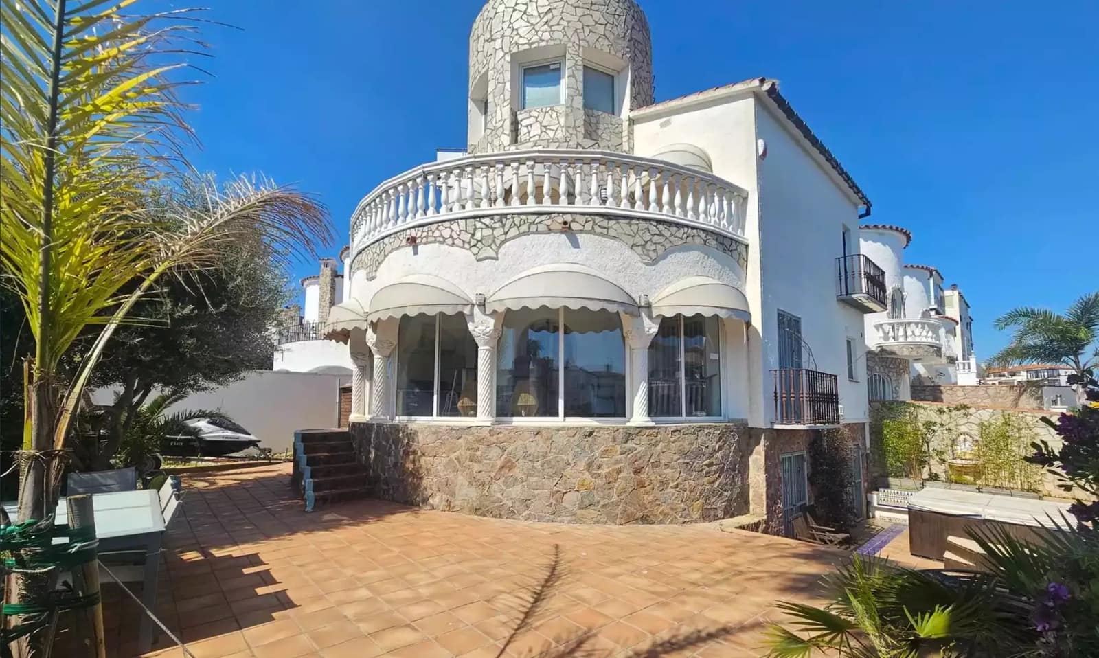 6 bedroom Townhouse for sale in Empuriabrava with garage - € 795,000 (Ref: 9866817)