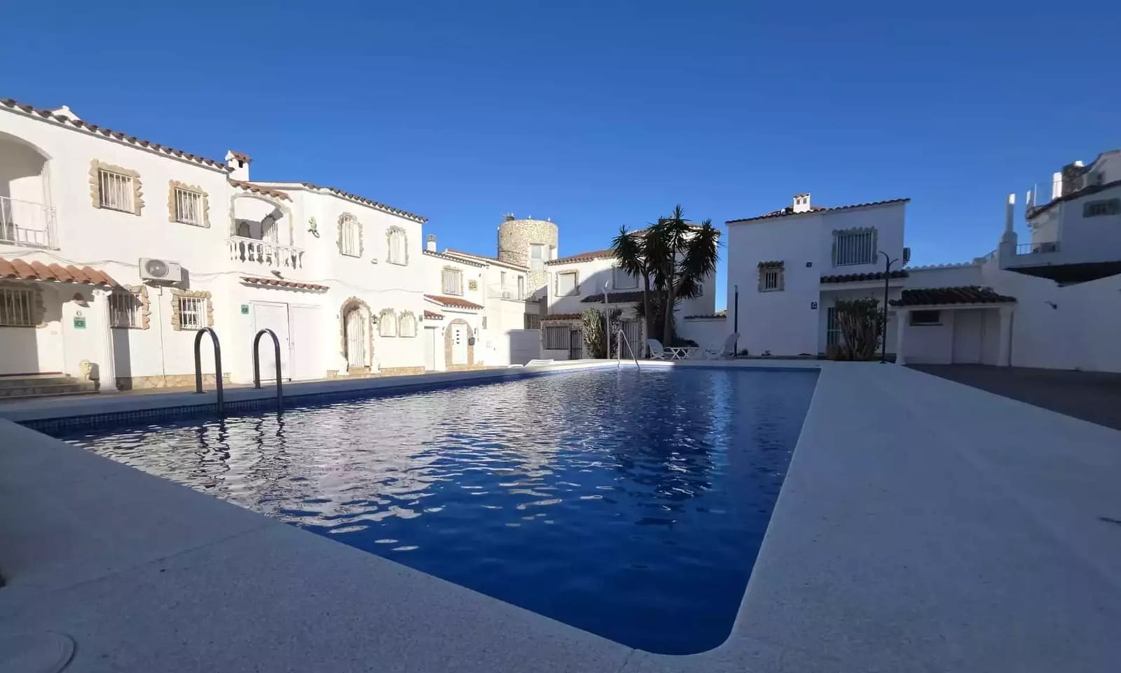6 bedroom Townhouse for sale in Empuriabrava with garage - € 795,000 (Ref: 9866817)