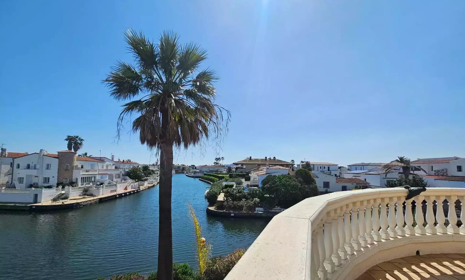 6 bedroom Townhouse for sale in Empuriabrava with garage - € 795,000 (Ref: 9866817)