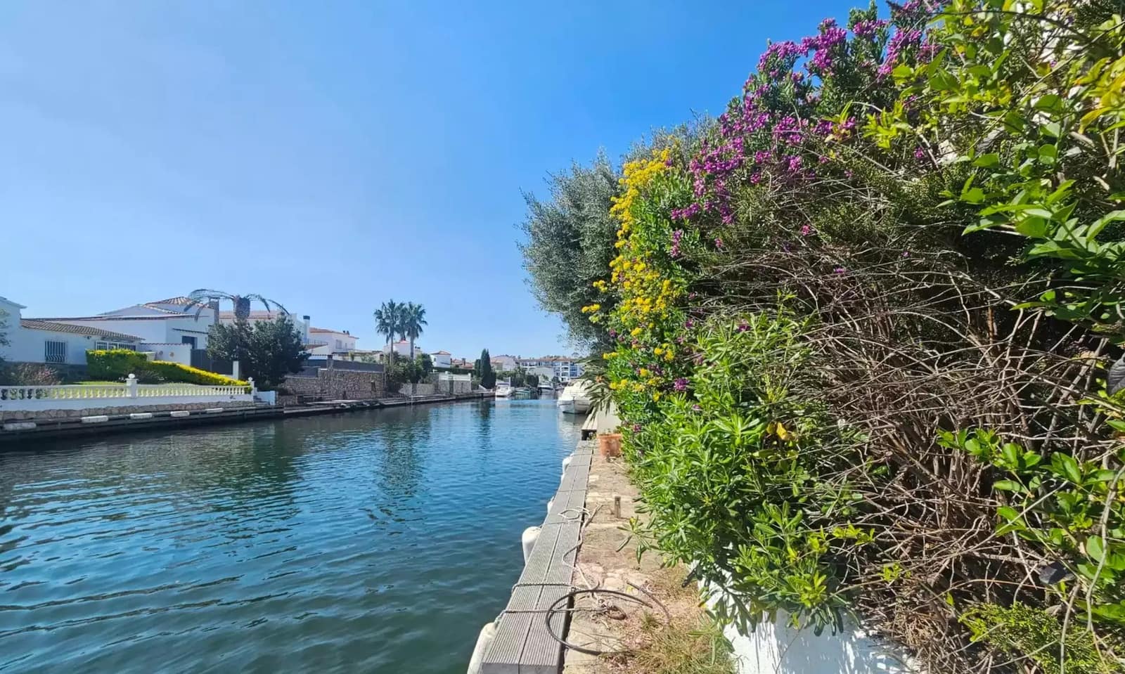 6 bedroom Townhouse for sale in Empuriabrava with garage - € 795,000 (Ref: 9866817)