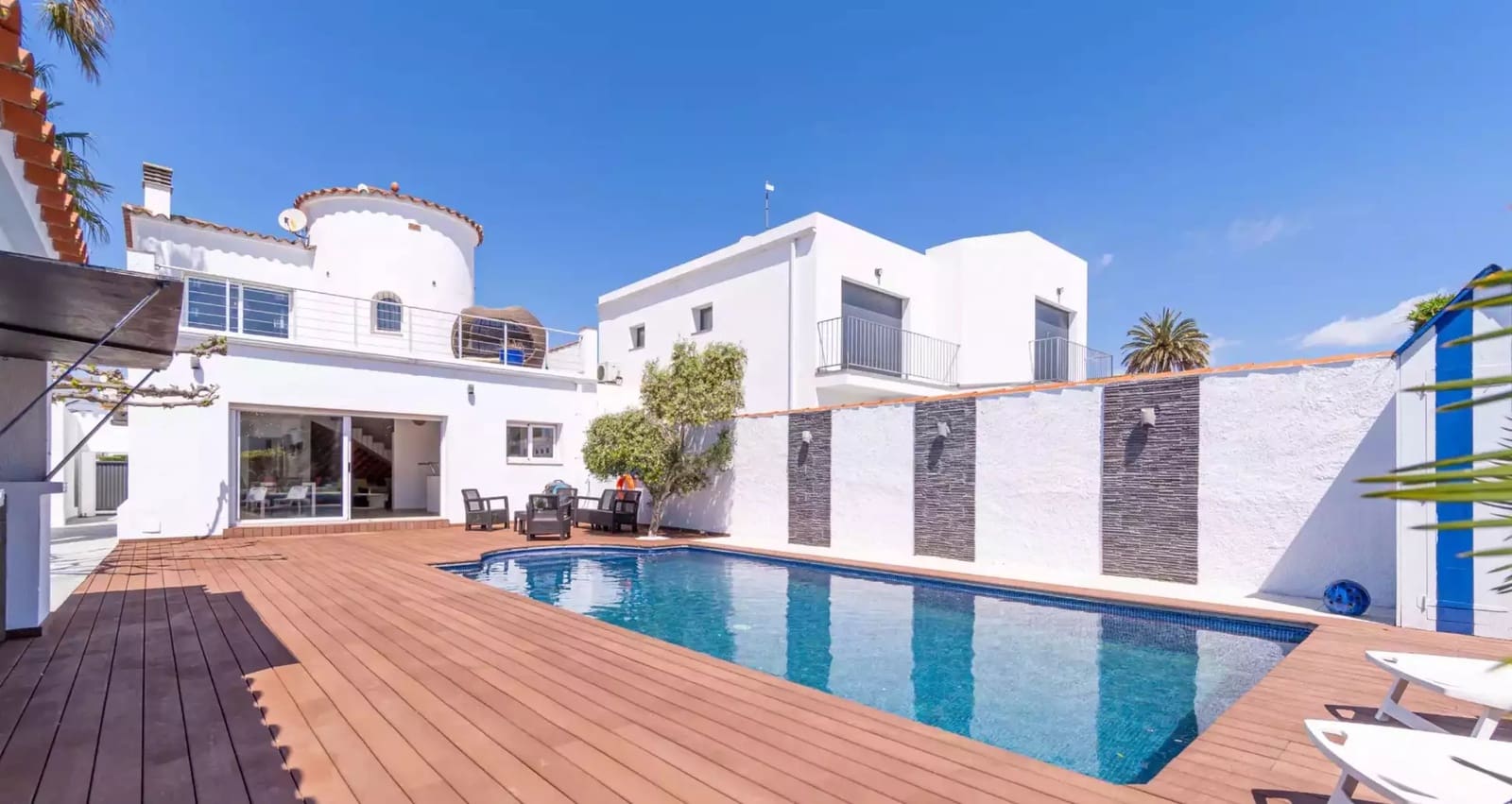 4 slaapkamer Villa te koop in Empuriabrava met zwembad garage - € 889.000 (Ref: 9866818)