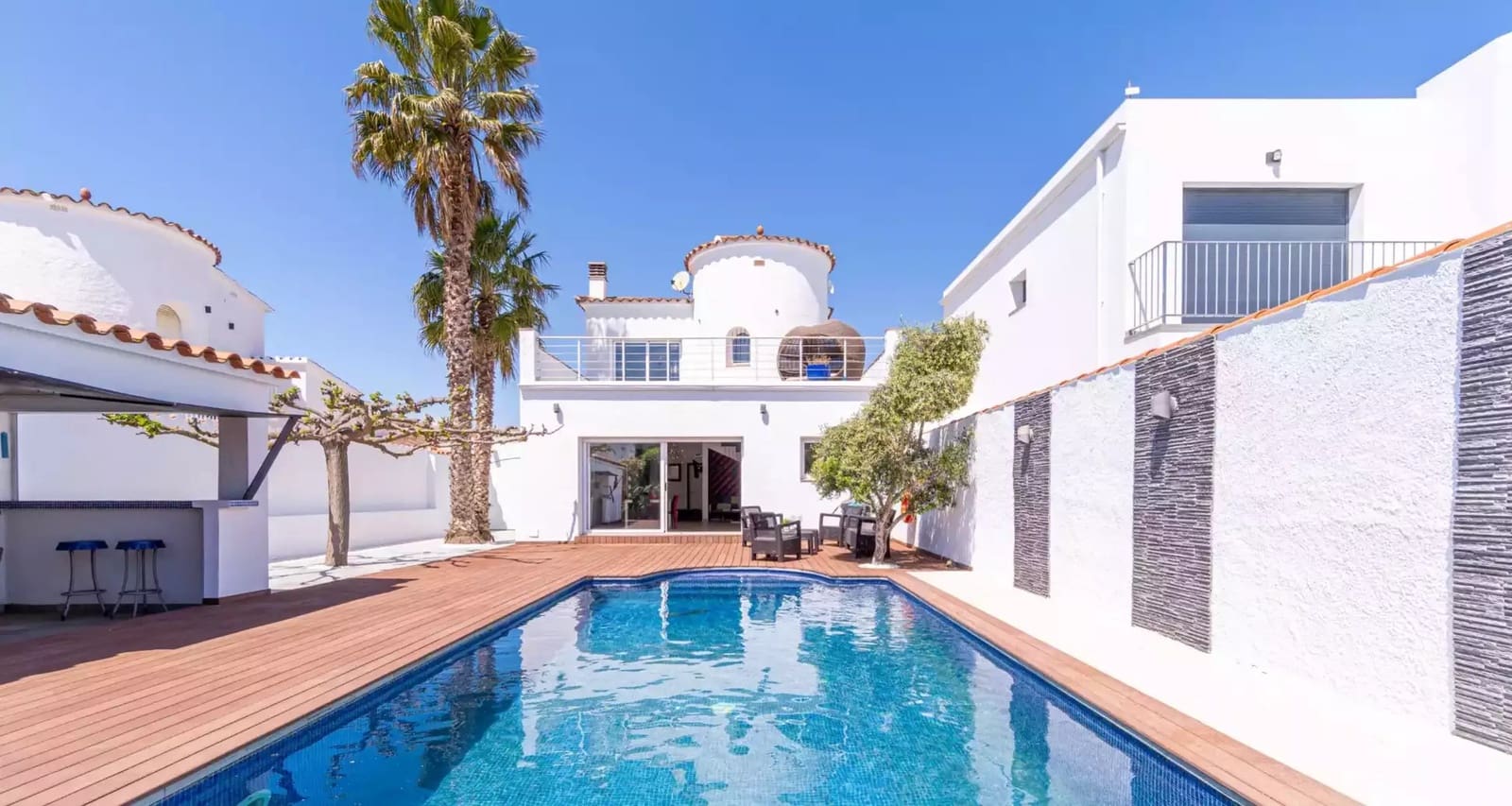 4 slaapkamer Villa te koop in Empuriabrava met zwembad garage - € 889.000 (Ref: 9866818)