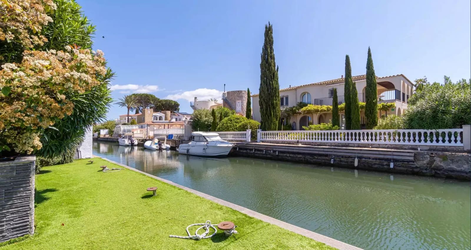 4 slaapkamer Villa te koop in Empuriabrava met zwembad garage - € 889.000 (Ref: 9866818)