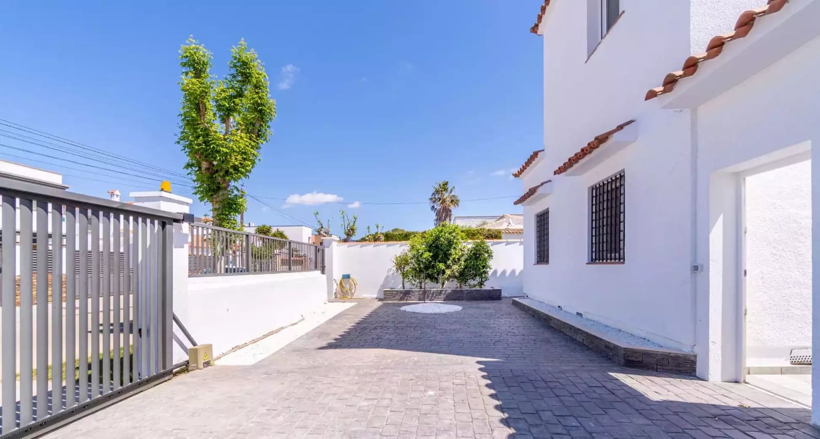 4 slaapkamer Villa te koop in Empuriabrava met zwembad garage - € 889.000 (Ref: 9866818)