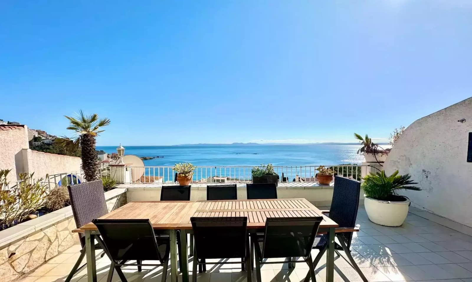 2 bedroom Flat for sale in Roses with garage - € 440,000 (Ref: 9875923)
