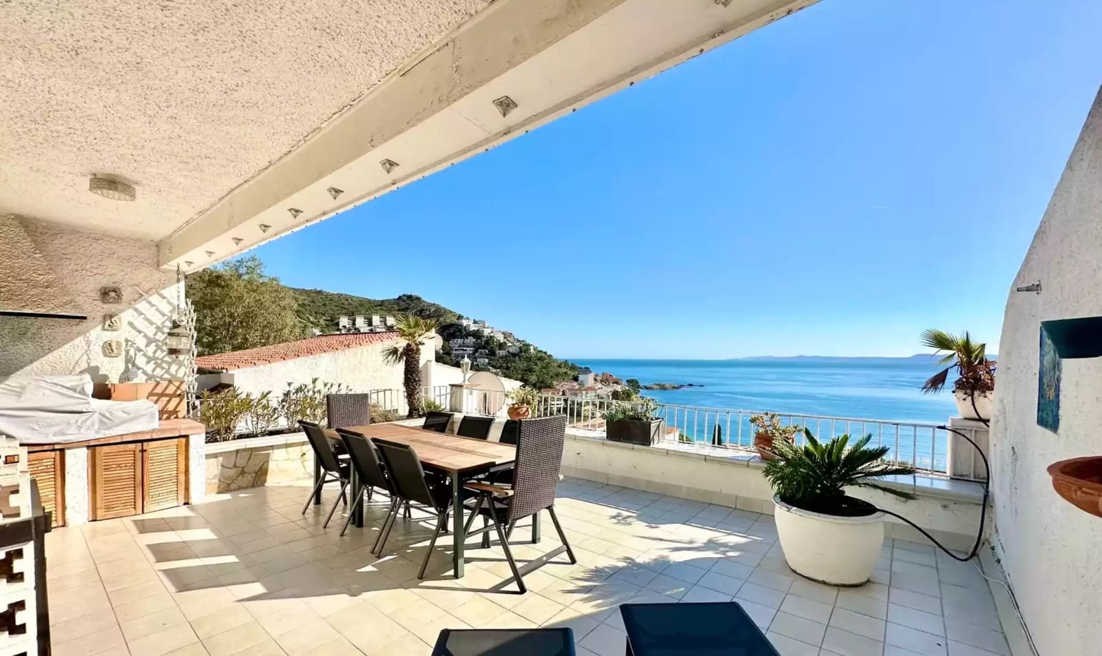 2 bedroom Flat for sale in Roses with garage - € 440,000 (Ref: 9875923)