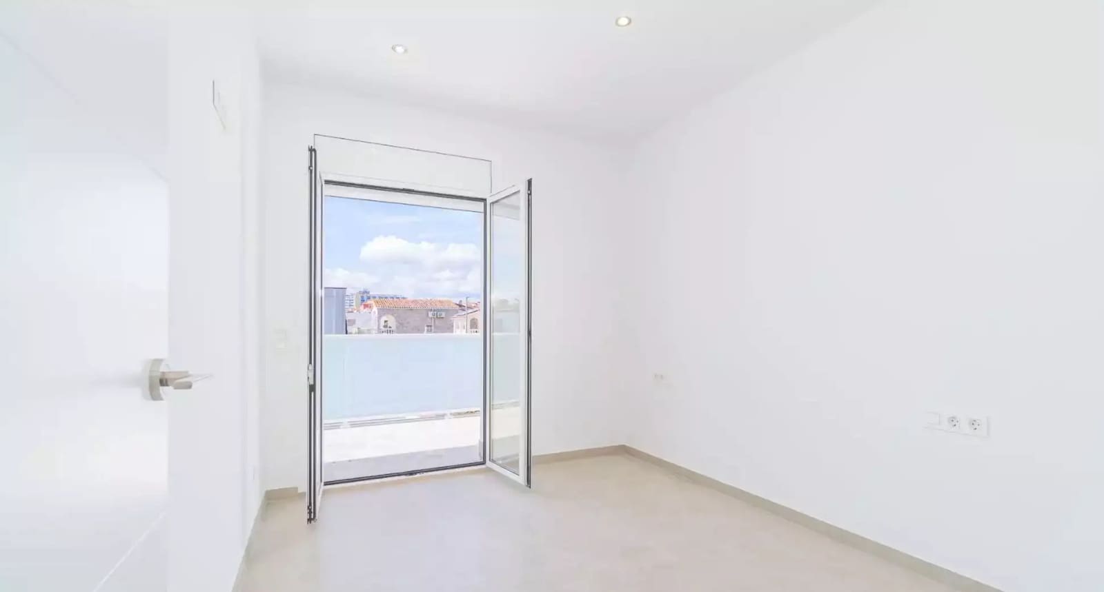 3 soverom Villa til salgs i Empuriabrava med svømmebasseng garasje - € 495 000 (Ref: 9875924)