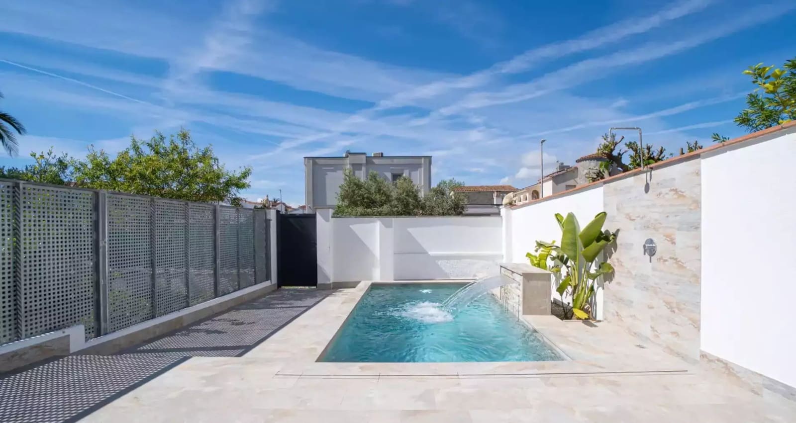 3 soverom Villa til salgs i Empuriabrava med svømmebasseng garasje - € 495 000 (Ref: 9875924)