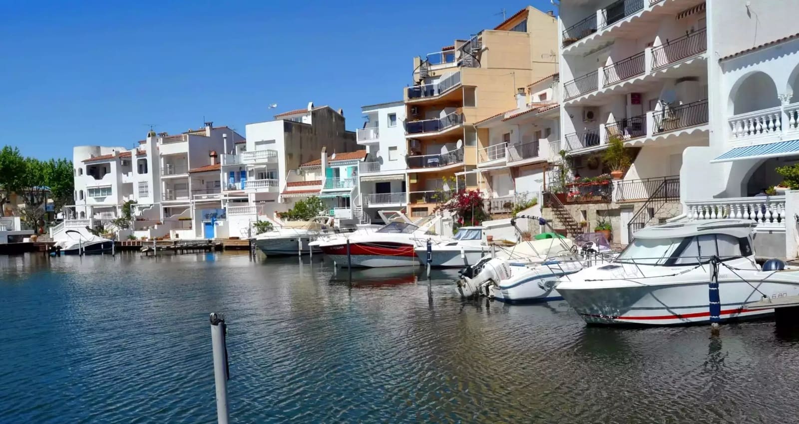 3 bedroom Townhouse for sale in Empuriabrava with garage - € 549,000 (Ref: 9875925)