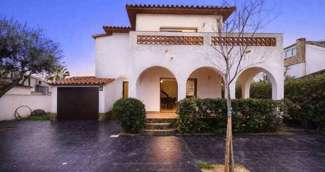 3 soveværelse Villa til salg i Empuriabrava, Castelló d'Empúries med garage - € 550.000 (Ref: 9875926)
