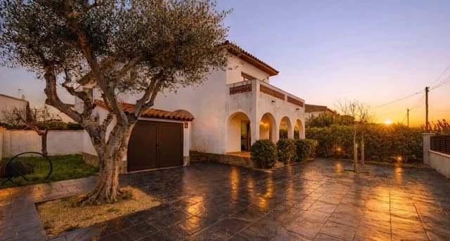 3 soveværelse Villa til salg i Empuriabrava, Castelló d'Empúries med garage - € 550.000 (Ref: 9875926)
