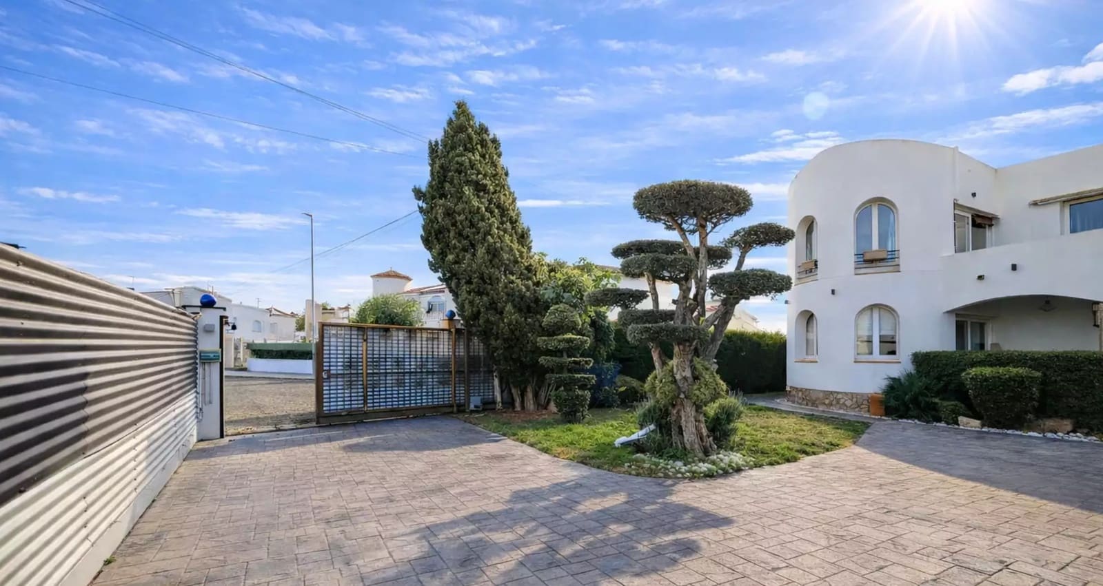 4 bedroom Villa for sale in Empuriabrava with pool garage - € 790,000 (Ref: 9875929)