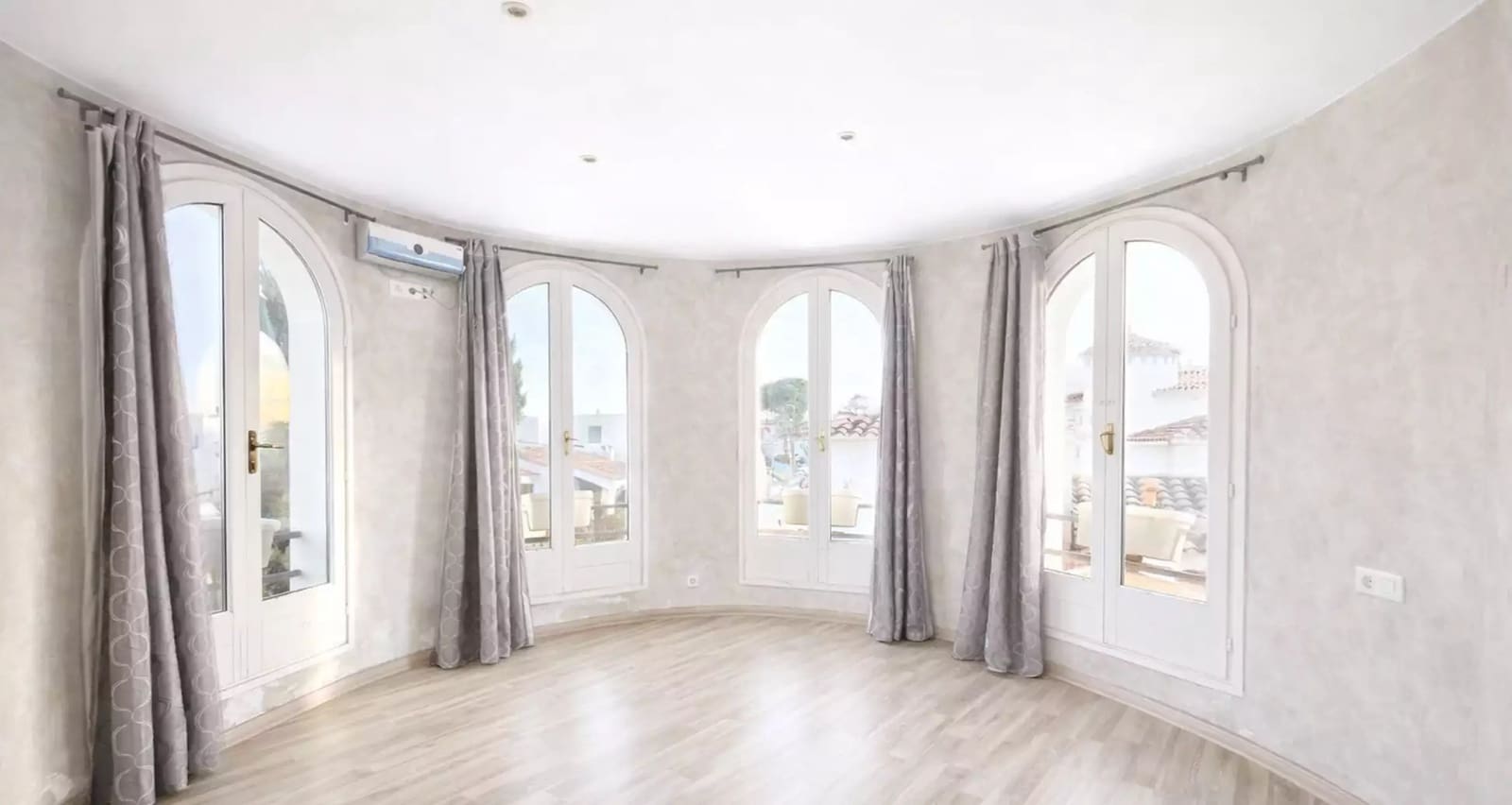 4 bedroom Villa for sale in Empuriabrava with pool garage - € 790,000 (Ref: 9875929)
