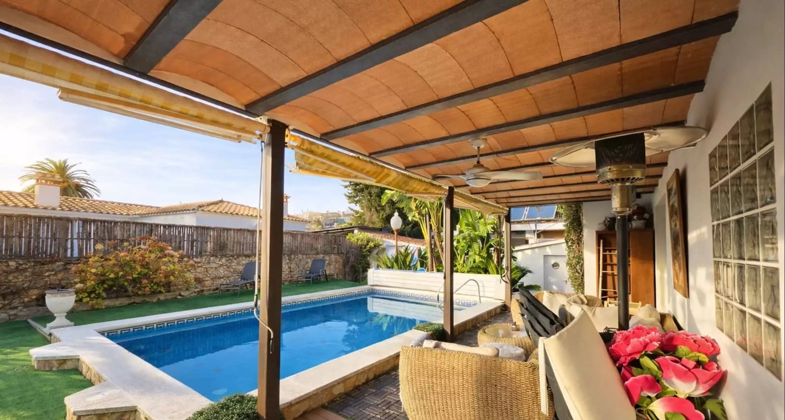4 bedroom Villa for sale in Empuriabrava with pool garage - € 790,000 (Ref: 9875929)