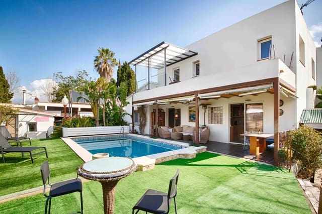 4 slaapkamer Villa te koop in Empuriabrava, Castelló d'Empúries met zwembad garage - € 790.000 (Ref: 9875929)