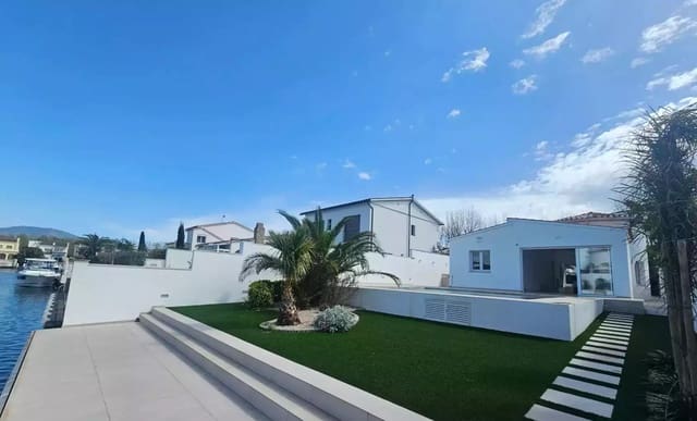 3 makuuhuone Huvila myytävänä paikassa Empuriabrava, Castelló d'Empúries mukana uima-altaan 
autotalli - 1 050 000 € (Ref: 9875930)