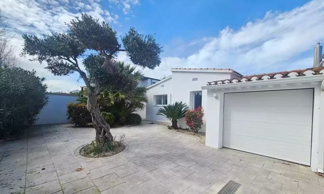 3 makuuhuone Huvila myytävänä paikassa Empuriabrava, Castelló d'Empúries mukana uima-altaan 
autotalli - 1 050 000 € (Ref: 9875930)