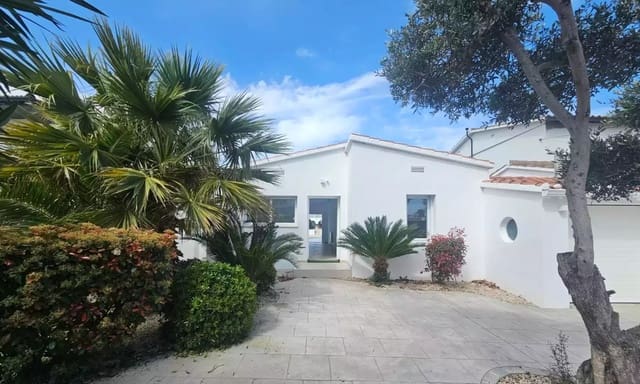 3 makuuhuone Huvila myytävänä paikassa Empuriabrava, Castelló d'Empúries mukana uima-altaan 
autotalli - 1 050 000 € (Ref: 9875930)