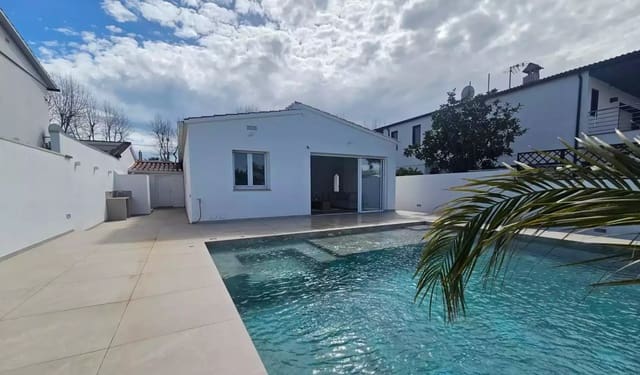 3 makuuhuone Huvila myytävänä paikassa Empuriabrava, Castelló d'Empúries mukana uima-altaan 
autotalli - 1 050 000 € (Ref: 9875930)