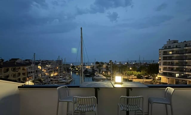 3 chambre Appartement à vendre à Empuriabrava, Castelló d'Empúries avec piscine garage - 470 000 € (Ref: 9880752)