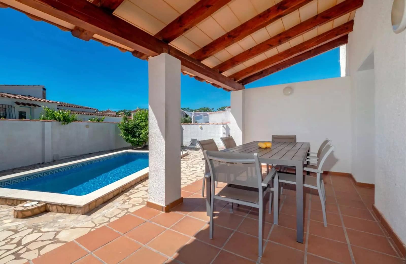 3 soveværelse Villa til salg i Empuriabrava med swimmingpool garage - € 420.000 (Ref: 9890026)