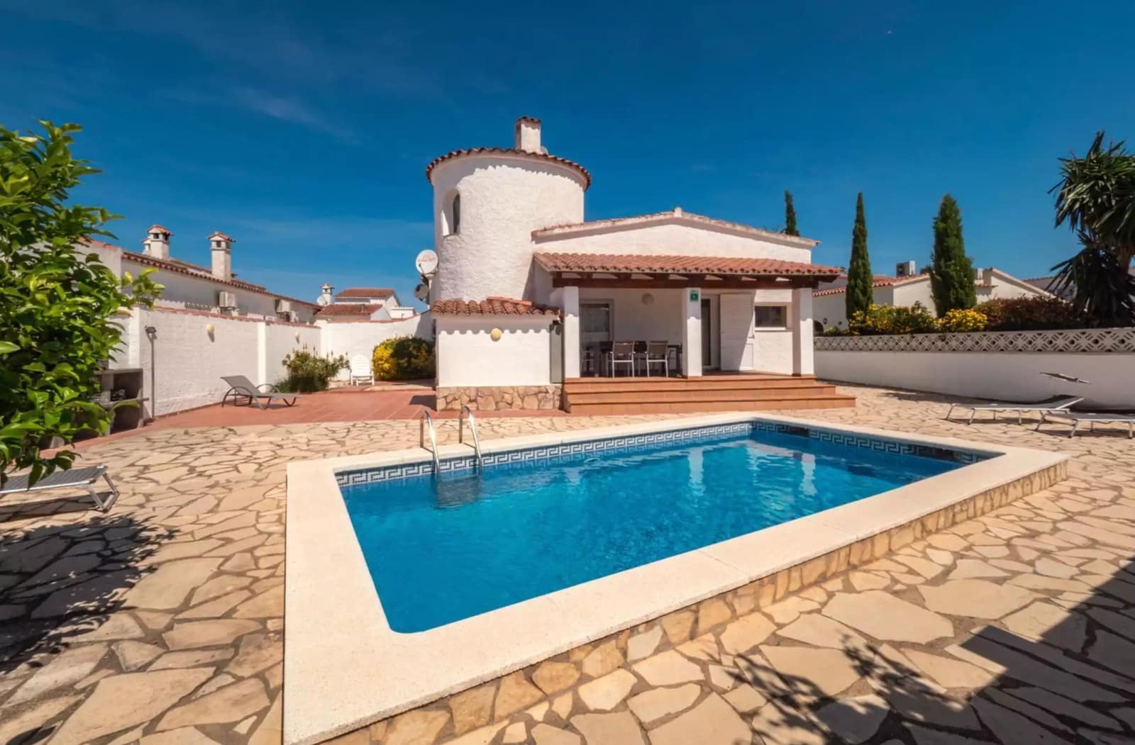 3 soveværelse Villa til salg i Empuriabrava med swimmingpool garage - € 420.000 (Ref: 9890026)