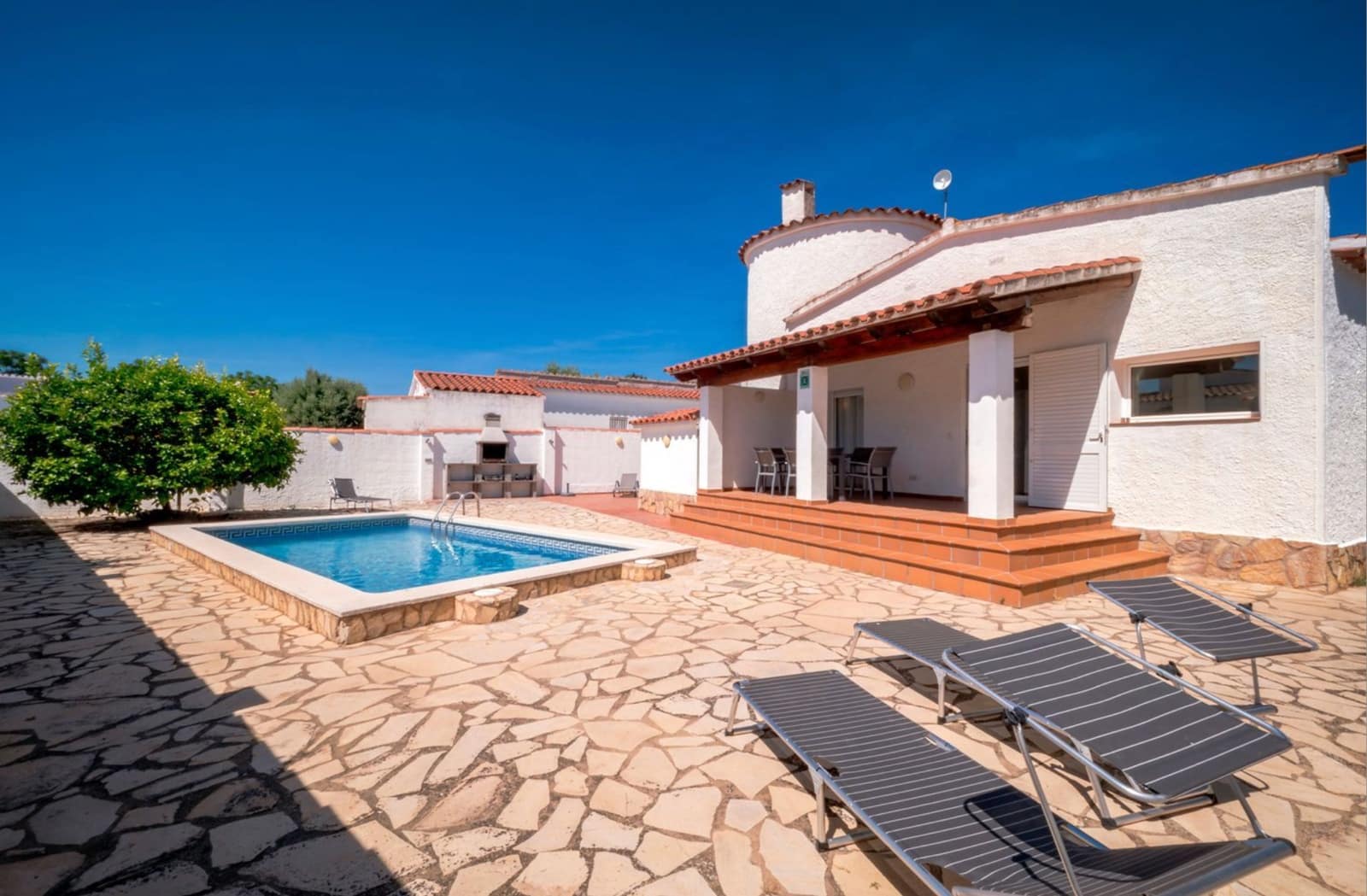 3 soveværelse Villa til salg i Empuriabrava med swimmingpool garage - € 420.000 (Ref: 9890026)