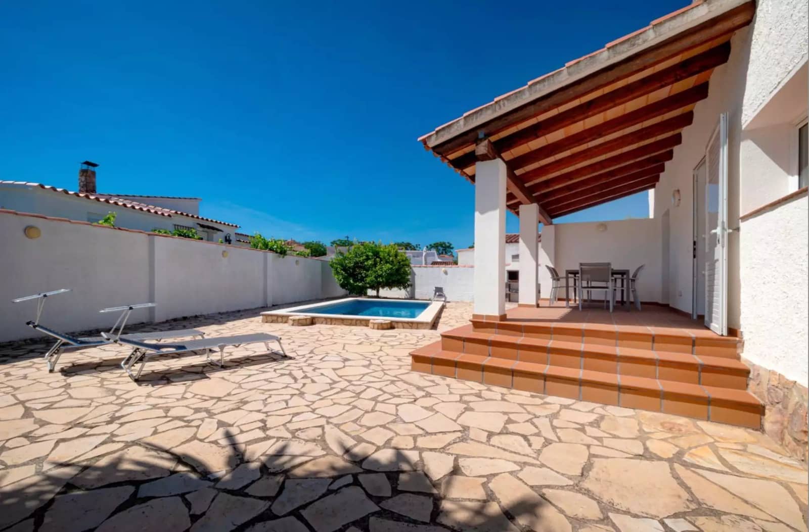 3 soveværelse Villa til salg i Empuriabrava med swimmingpool garage - € 420.000 (Ref: 9890026)