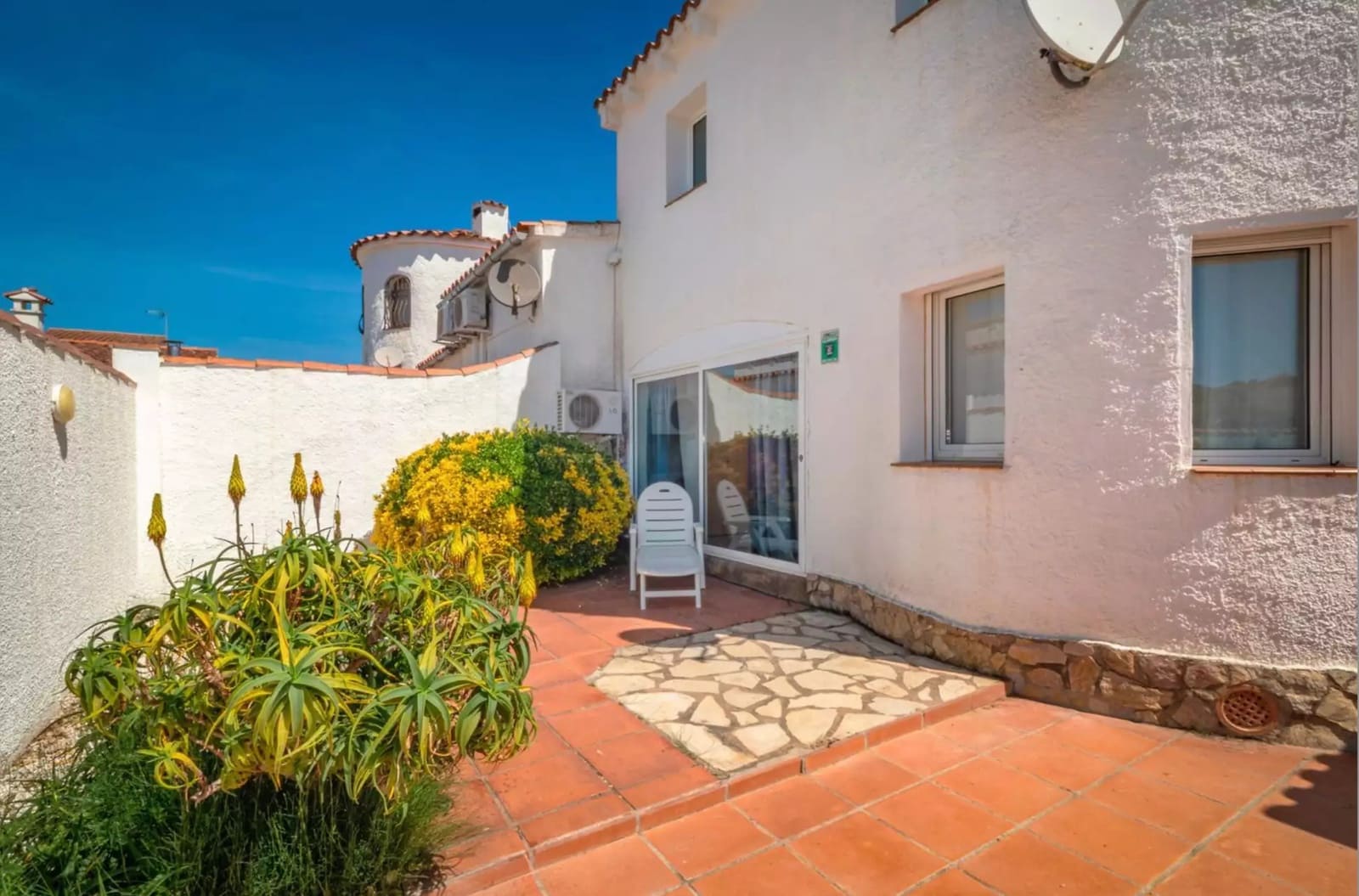 3 soveværelse Villa til salg i Empuriabrava med swimmingpool garage - € 420.000 (Ref: 9890026)
