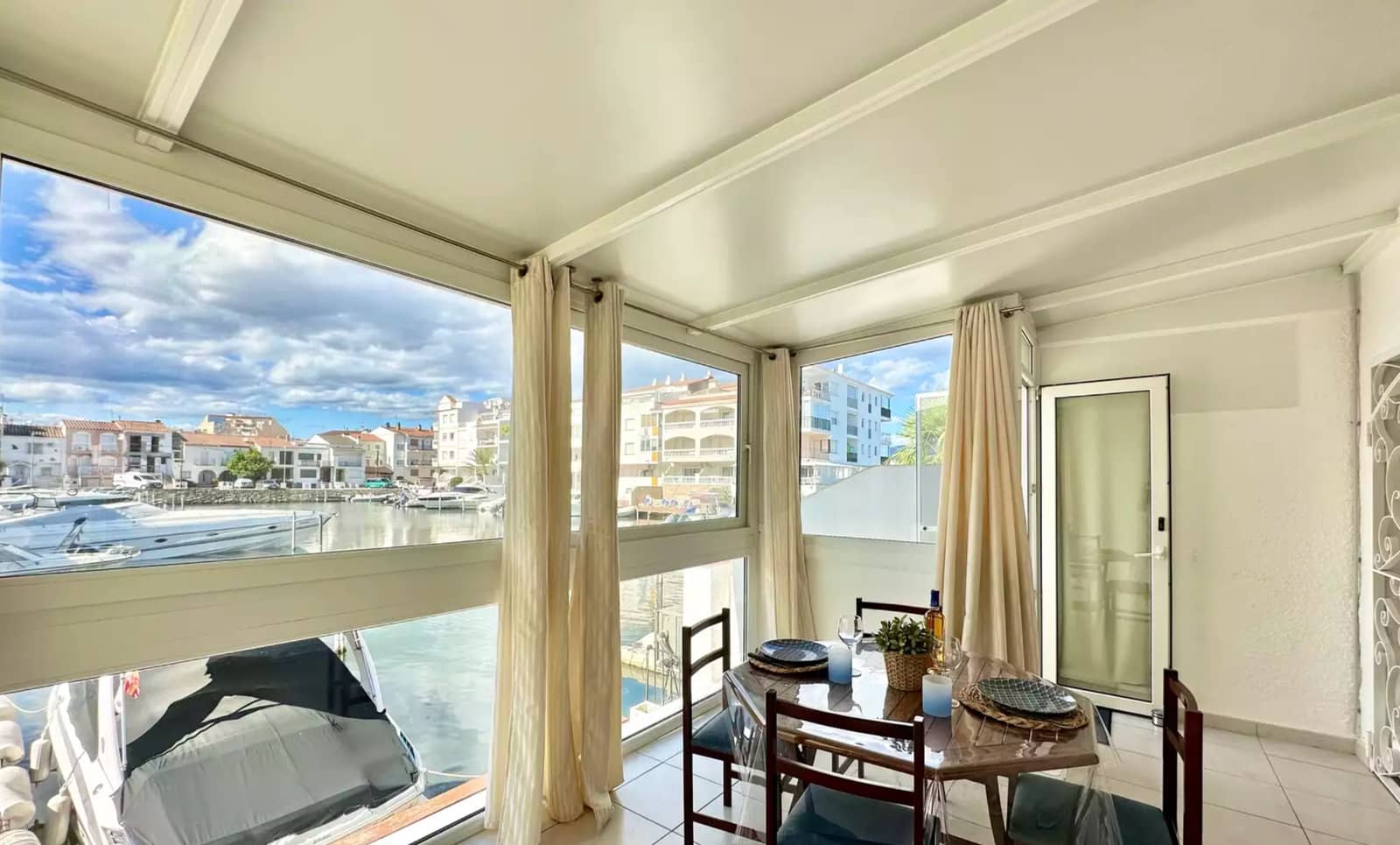 Casa de 4 habitaciones en Empuriabrava en venta con garaje - 470.000 € (Ref: 9890027)