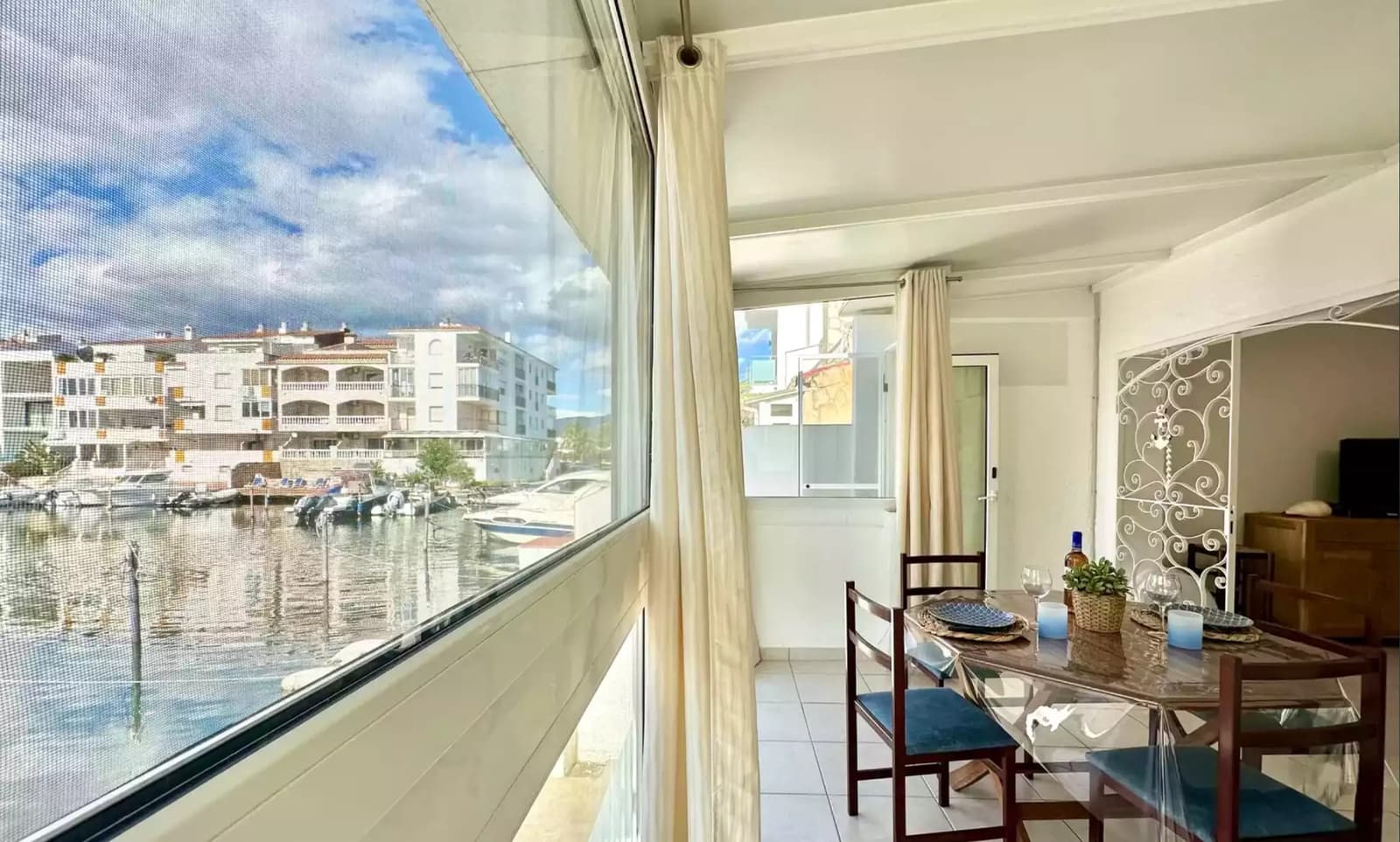 Casa de 4 habitaciones en Empuriabrava en venta con garaje - 470.000 € (Ref: 9890027)