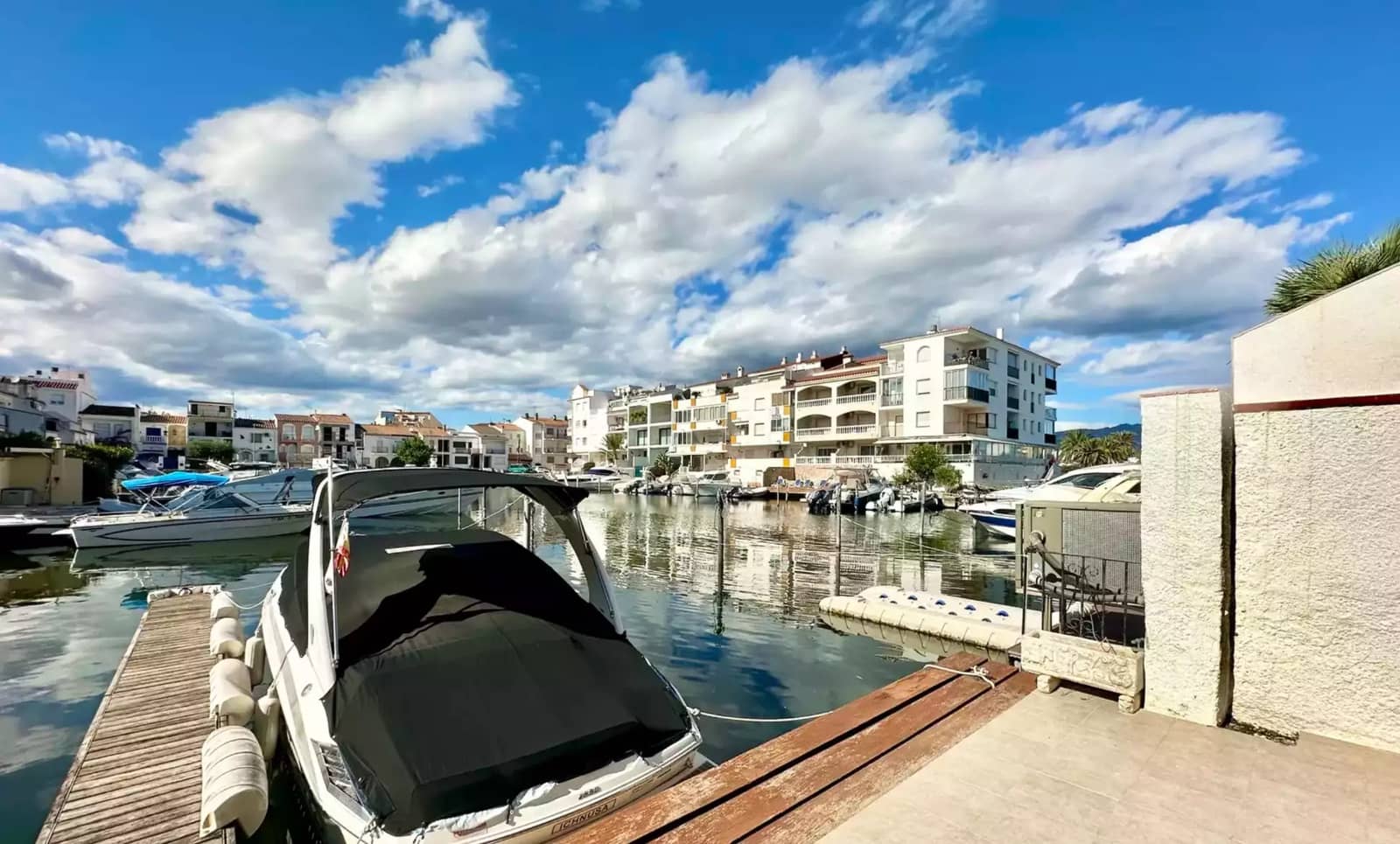 Casa de 4 habitaciones en Empuriabrava en venta con garaje - 470.000 € (Ref: 9890027)