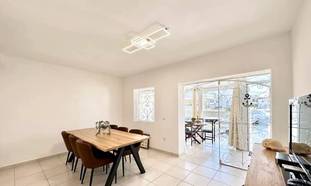 Casa de 4 habitaciones en Empuriabrava, Castelló d'Empúries en venta con garaje - 470.000 € (Ref: 9890027)