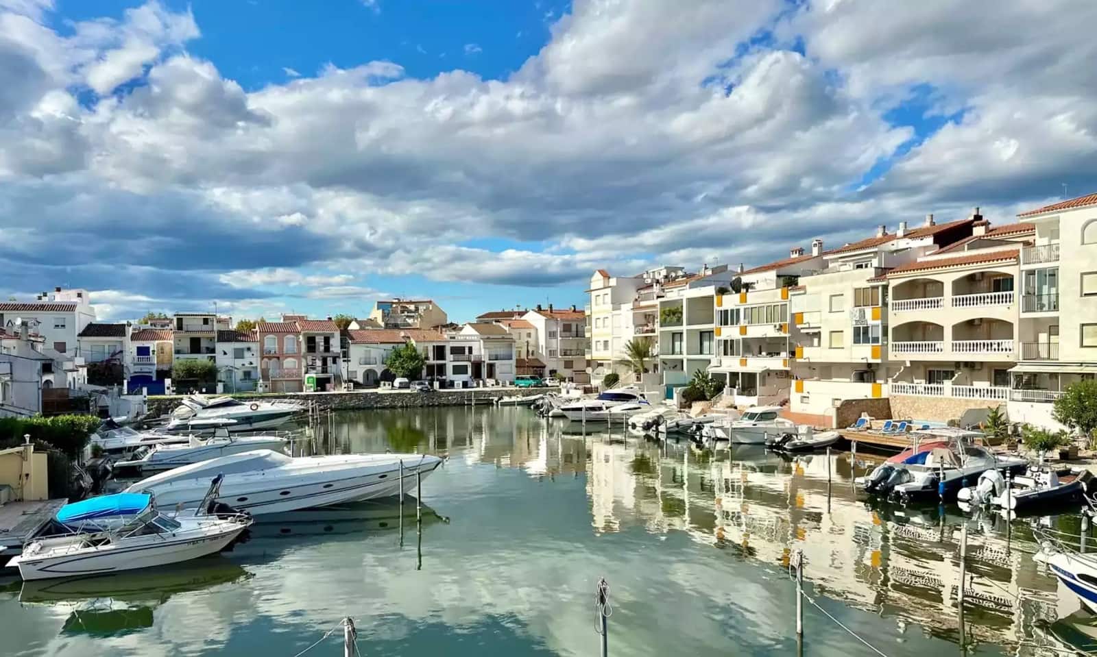 Casa de 4 habitaciones en Empuriabrava en venta con garaje - 470.000 € (Ref: 9890027)