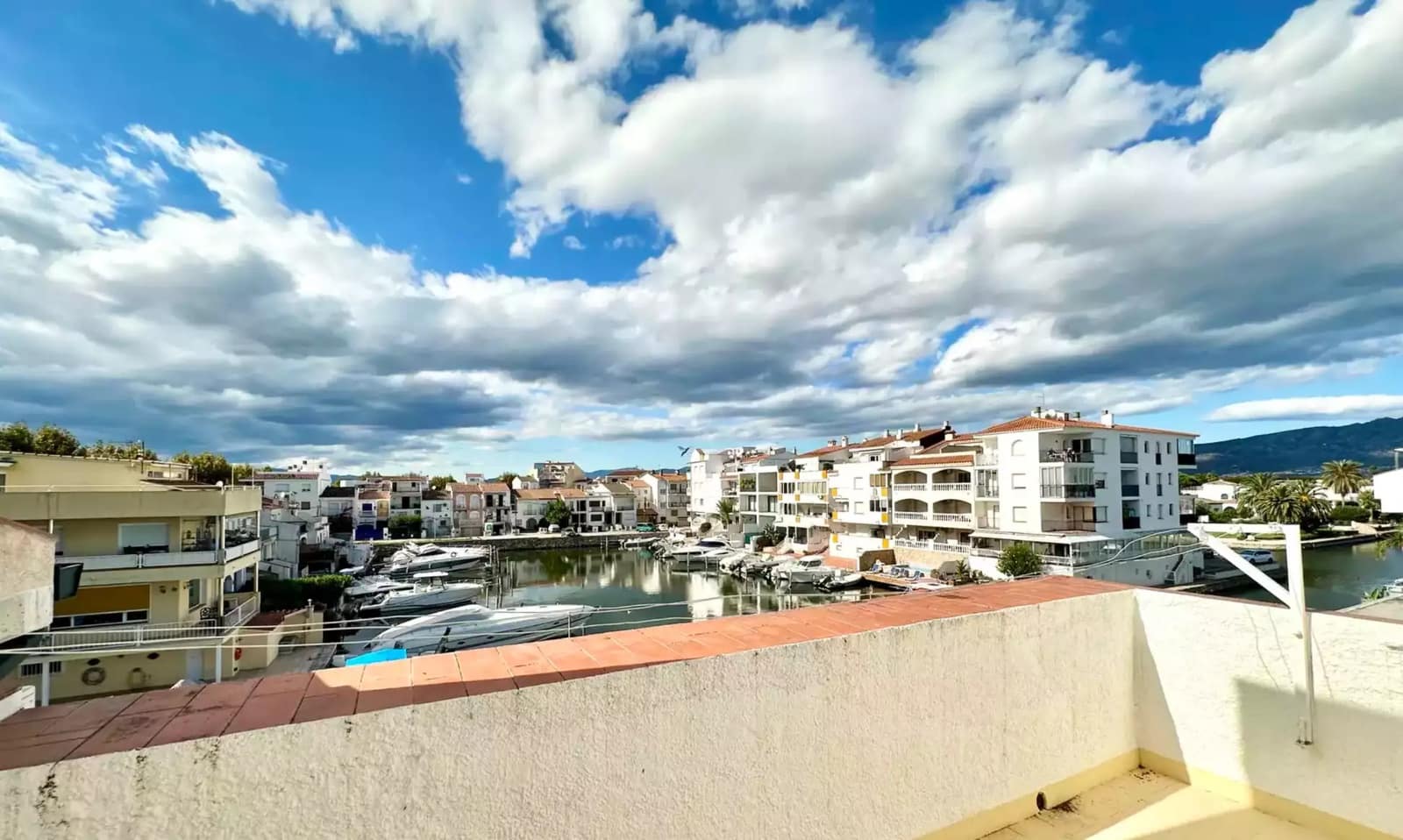 Casa de 4 habitaciones en Empuriabrava en venta con garaje - 470.000 € (Ref: 9890027)