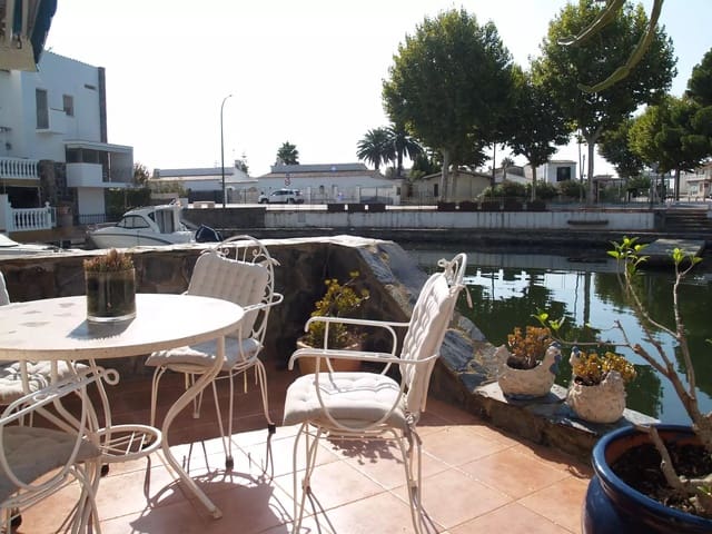 4 soveværelse Byhus til salg i Empuriabrava, Castelló d'Empúries med garage - € 360.000 (Ref: 9890028)