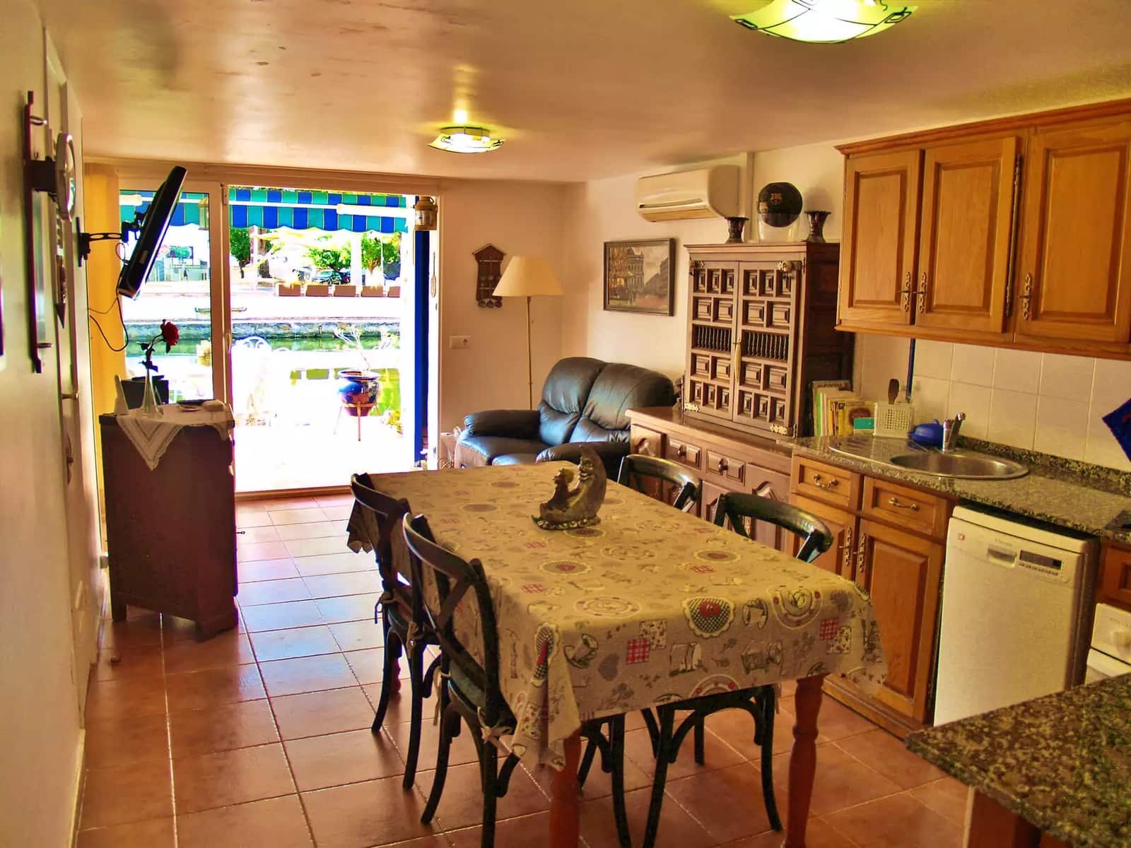 4 soveværelse Byhus til salg i Empuriabrava med garage - € 360.000 (Ref: 9890028)
