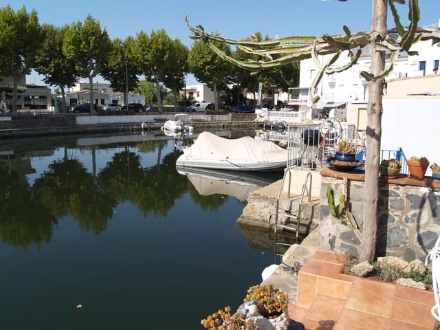 4 soveværelse Byhus til salg i Empuriabrava, Castelló d'Empúries med garage - € 360.000 (Ref: 9890028)