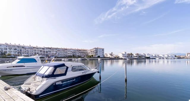 2 bedroom Flat for sale in Empuriabrava, Castelló d'Empúries with garage - € 284,000 (Ref: 9910476)