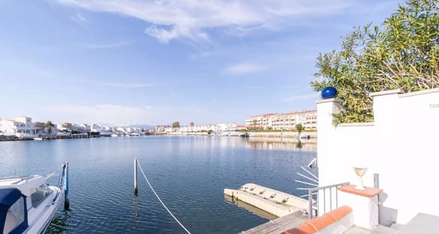 2 bedroom Flat for sale in Empuriabrava, Castelló d'Empúries with garage - € 284,000 (Ref: 9910476)