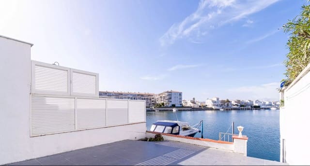2 bedroom Flat for sale in Empuriabrava, Castelló d'Empúries with garage - € 284,000 (Ref: 9910476)