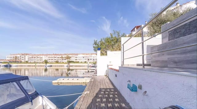 2 bedroom Flat for sale in Empuriabrava, Castelló d'Empúries with garage - € 284,000 (Ref: 9910476)
