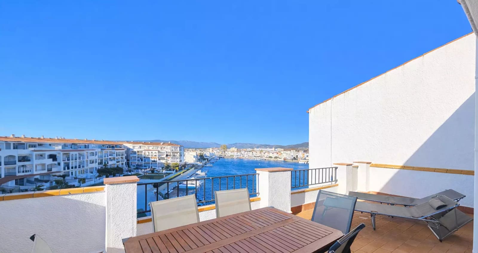 3 soveværelse Lejlighed til salg i Empuriabrava med garage - € 275.000 (Ref: 9910477)