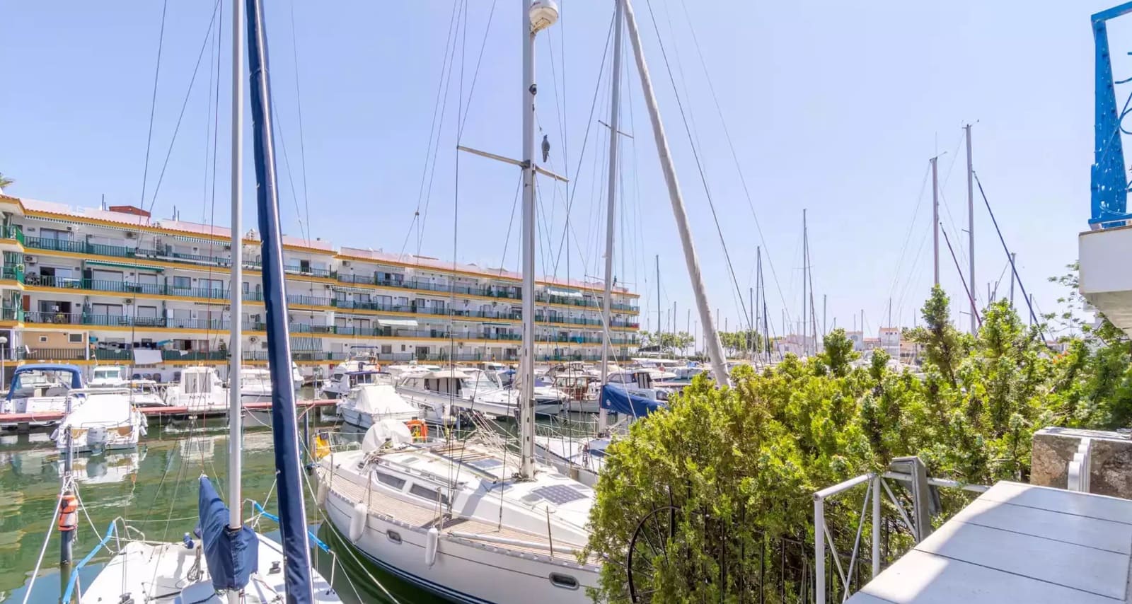 2 bedroom Flat for sale in Empuriabrava - € 260,000 (Ref: 9910478)